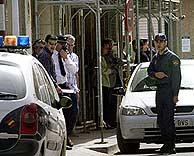 Policas a las puertas del juzgado de El Prat. (EFE)