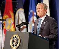 Bush, en la Escuela de Guerra del Ejrcito de Carlisle. (EFE)