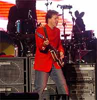 El ex Beatle Paul McCartney durante su actuacin. (EFE)