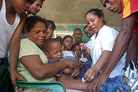 Vacunaciones en el municipio de Jiman. (EFE)