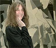 Patti Smith, ante el 'Guernica'. (EFE)