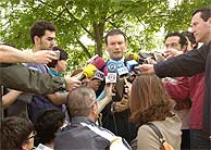 Juan Jos Ibarretxe, rodeado de periodistas. (EFE)