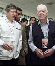 Csar Gaviria (izqda.), secretario general de la Organizacin de Estados Americanos junto a Jimmy Carter, Premio Nobel de la Paz en un colegio venezolano. (REUTERS)