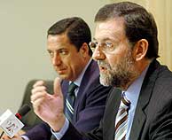 Rajoy, junto al portavoz del PP en el Congreso, Eduardo Zaplana. (EFE)
