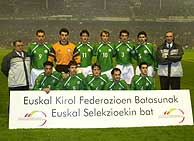 La seleccin de Euskadi, antes de un partido amistoso contra Uruguay en diciembre de 2003. (I. Andrs)