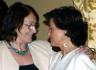 Rosa Regs y la ministra Carmen Calvo. (EFE)