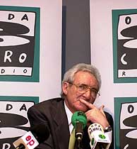 Luis del Olmo, en los estudios de Onda Cero. (EPA)
