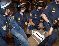 Imagen del desalojo el domingo de los inmigrantes encerrados en la catedral de Barcelona. (EFE) VEA MS IMGENES