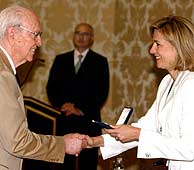 La Infanta Cristina entrega el Premio Velázquez de Artes Plásticas a Palazuelo. (EFE)