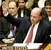 El embajador de EEUU en la ONU, John Negroponte, vota la resolucin. (AP)