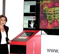 Magdalena Alvarez junto a uno de los 'video wall' de la estacin de Atocha. (EFE)