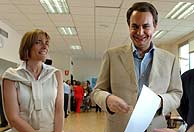 Zapatero y su mujer se disponen a votar. (EFE)