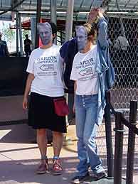 Las dos manifestantes que se esposaron en las puertas del Frum. (H.F.)