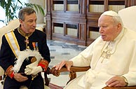 El Papa Juan Pablo II charla con Jorge Dezcallar. (EFE)