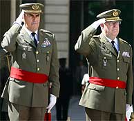 El general Alejandre (izq.) junto a su sucesor como jefe del Ejército de Tierra, el general García González. (Sinova)