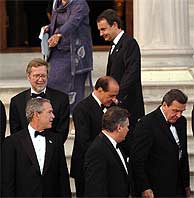 Zapatero se incorpora a la foto de familia de la cumbre. (EFE)