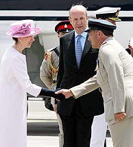 La princesa Ana saluda a un militar en presencia del gobernador britnico. (EFE)