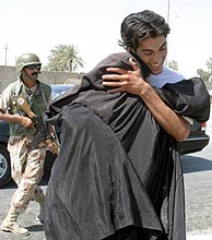 Un preso de Abu Ghrai abraza a su madre tras ser liberado. (EFE)