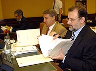Los socialistas Juan Luis Rascn (ctro.) y Alvaro Cuesta (dcha.), durante la comisin de investigacin. (EFE)