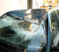 El parricida cay sobre un coche tras arrojarse por la ventana. (EFE)
