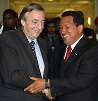El presidente argentino Kirchner (izquierda) estrecha la mano a su homlogo venezolano, Chvez. (AFP)