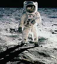 Edwin Aldrin en la Luna: en el cristal de su escafandra se refleja Neil Armstrong, fotografiándole. (NASA)