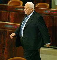 Ariel Sharon, el lunes en el Parlamento israel. (AP)