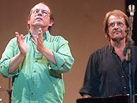 Silvio Rodrguez y Aute durante uno de los conciertos de la gira 'Dos en concierto' en 1999. (Bernabe Cordon)
