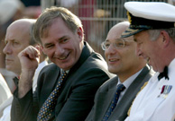 El ministro britnico de Defensa junto a Peter Caruana. (AFP)