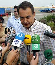 Zapatero habla con los periodistas a su llegada a Menorca. (EFE)