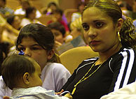 Una gitana espera su diploma en la Universidad de Deusto. (MITXI)