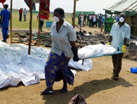 Voluntarios retiran los cuerpos tras la matanza. (AFP)