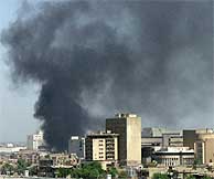 Una columna de humo se eleva en el lugar del ataque. (AFP)