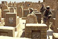 Tropas de EEUU patrullan el cementerio de Nayaf. (AFP)