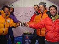 De la Matta (primero por la dcha), junto a sus compaeros, antes de ascender el K2. (EFE)