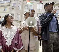 Danny Glover durante la protesta ante la embajada sudanesa en Washington. (REUTERS)