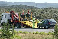 Un turismo es retirado por una gra en la Autopista de Navarra A-15. (EFE)