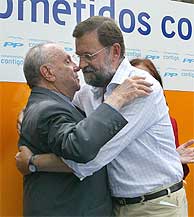 Mariano Rajoy (dcha) se abraza a Manuel Fraga. (EFE)