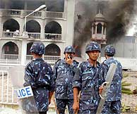 La polica toma el control de la mezquita tras los incidentes. (AP)