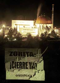 Protesta de Greenpeace en Zorita en 2002, para pedir el cierre de la planta. (EFE)