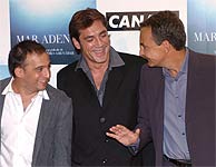 Alejandro Amenbar, Javier Bardem y Jos Luis Rodrguez Zapatero en el estreno de 'Mar Adentro'. (EFE)