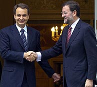 Imagen de archivo de Rajoy y Zapatero en La Moncloa