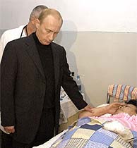 Putin visita a los heridos en Besln. (REUTERS) VEA MS IMGENES. 