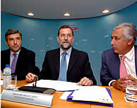 Rajoy, entre Acebes y Arenas en el Comit Ejecutivo Nacional del PP. (EFE)