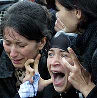 Familiares de las vctimas lloran en el cementerio de Besln./AFPVea MS IMGENES.