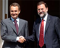 Zapatero y Rajoy antes de la reunin. (EFE)