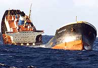 El buque, antes de hundirse, el 19 de noviembre de 2002. (EFE)