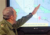 Fidel Castro estudia en un panel la trayectoria del huracn 'Ivn'. (AFP)