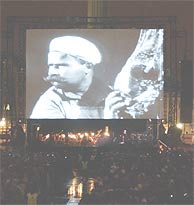 Imagen de la proyección de 'El acorazado Potemkin' durante el concierto de su nueva banda sonora. (AP)