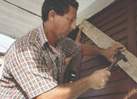Un cubano protege su casa del huracn. (REUTERS)